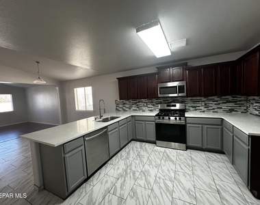 2405 Sparrow Point Street - Photo Thumbnail 3