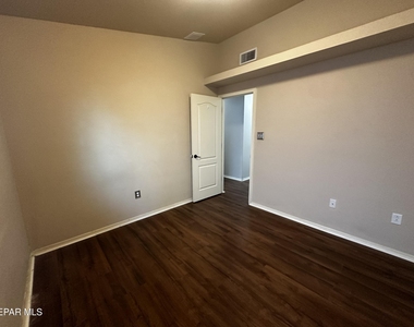 2405 Sparrow Point Street - Photo Thumbnail 8