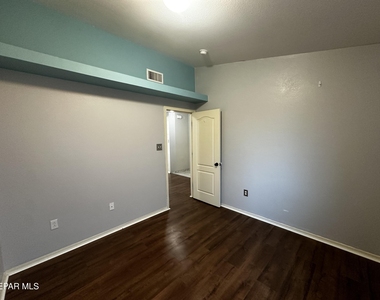 2405 Sparrow Point Street - Photo Thumbnail 11