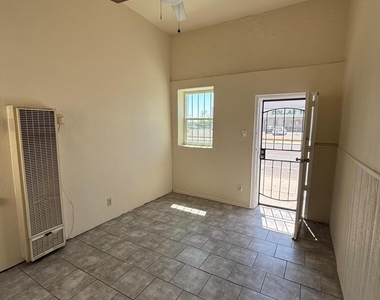920 S Stanton Street - Photo Thumbnail 3