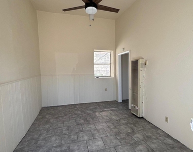 920 S Stanton Street - Photo Thumbnail 2