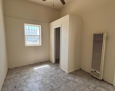 920 S Stanton Street - Photo Thumbnail 4