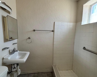920 S Stanton Street - Photo Thumbnail 6