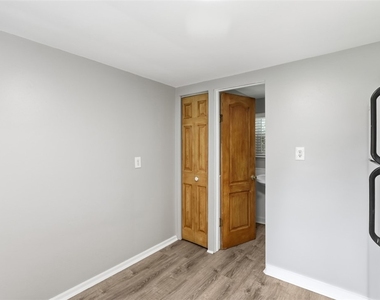 424 Glenfield Road - Photo Thumbnail 13