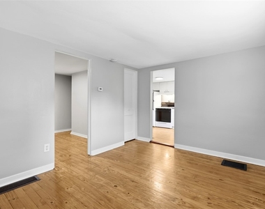 424 Glenfield Road - Photo Thumbnail 7