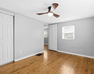 424 Glenfield Road - Photo Thumbnail 16