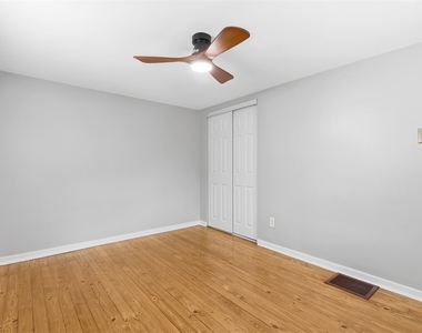 424 Glenfield Road - Photo Thumbnail 15