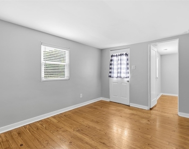 424 Glenfield Road - Photo Thumbnail 6