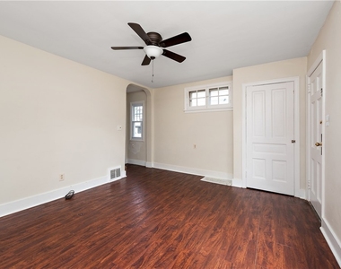 318 Sprott Way - Photo Thumbnail 17