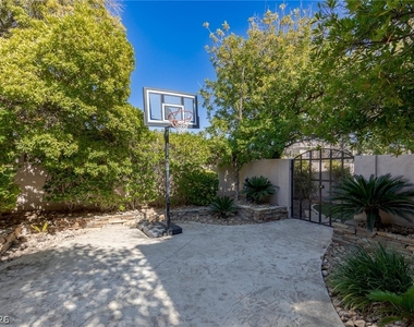 724 Pinnacle Heights Lane - Photo Thumbnail 3