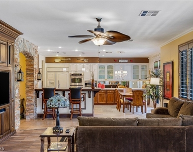 724 Pinnacle Heights Lane - Photo Thumbnail 14
