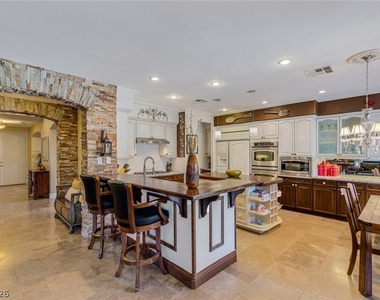 724 Pinnacle Heights Lane - Photo Thumbnail 17