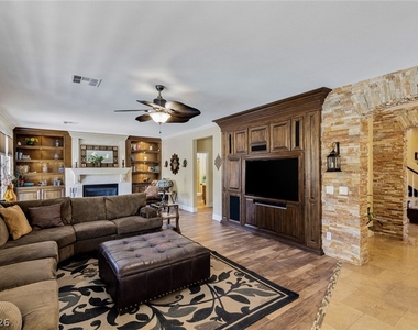 724 Pinnacle Heights Lane - Photo Thumbnail 12