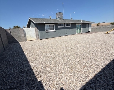 2820 S Sandhill Road - Photo Thumbnail 12