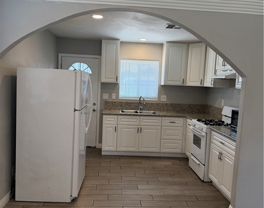 2820 S Sandhill Road - Photo Thumbnail 7