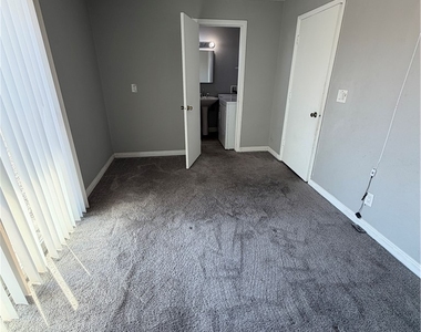 2820 S Sandhill Road - Photo Thumbnail 18