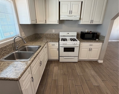 2820 S Sandhill Road - Photo Thumbnail 9