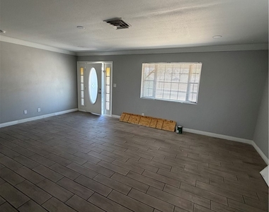 2820 S Sandhill Road - Photo Thumbnail 5