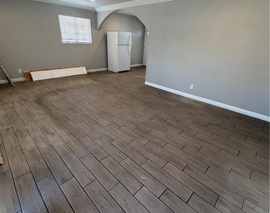 2820 S Sandhill Road - Photo Thumbnail 14