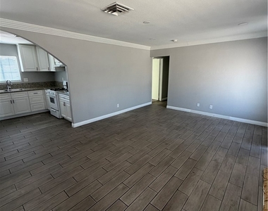 2820 S Sandhill Road - Photo Thumbnail 6
