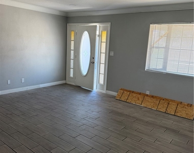 2820 S Sandhill Road - Photo Thumbnail 4