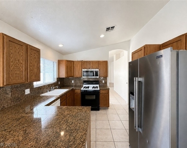 9343 W Viking Road - Photo Thumbnail 6