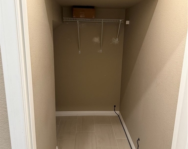 921 Riverlawn Place - Photo Thumbnail 29
