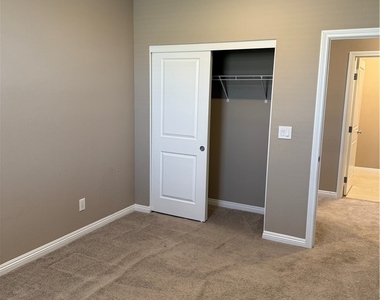 921 Riverlawn Place - Photo Thumbnail 24