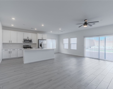 9958 Kimura Hills Avenue - Photo Thumbnail 4