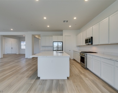 10869 Grace Landing Avenue - Photo Thumbnail 18