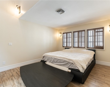 2845 Queens Courtyard Drive - Photo Thumbnail 21