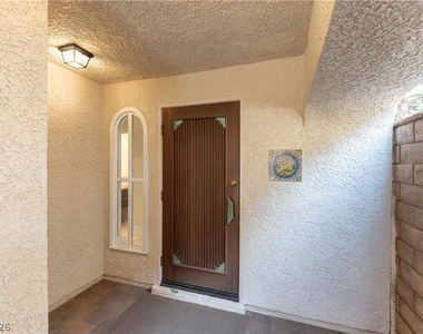2845 Queens Courtyard Drive - Photo Thumbnail 2