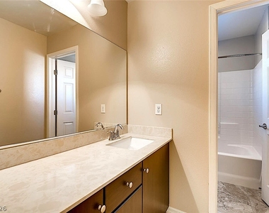 8117 Ancient Oaks Avenue - Photo Thumbnail 19