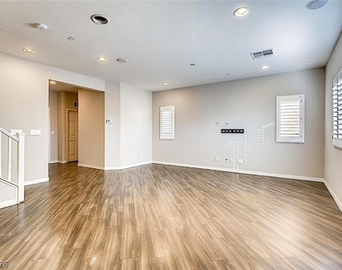 8117 Ancient Oaks Avenue - Photo Thumbnail 4