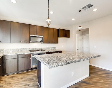 8117 Ancient Oaks Avenue - Photo Thumbnail 7
