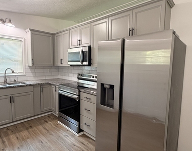 640 Valerie Circle - Photo Thumbnail 9