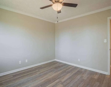 1235 Riverside Drive - Photo Thumbnail 27