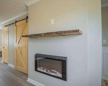1235 Riverside Drive - Photo Thumbnail 3