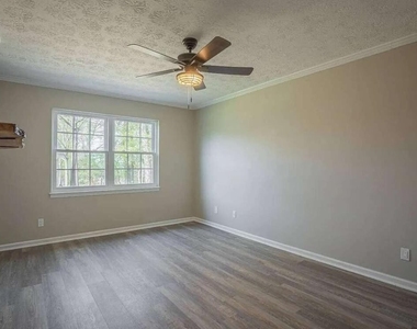 1235 Riverside Drive - Photo Thumbnail 6