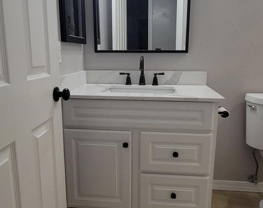 6835 S 40th Place - Photo Thumbnail 7
