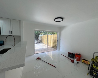 4421 Sw 72nd Terrace - Photo Thumbnail 9