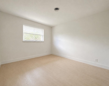 10873 Magnolia Street - Photo Thumbnail 9