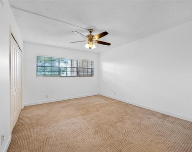 3051 S Palm Aire Drive - Photo Thumbnail 6