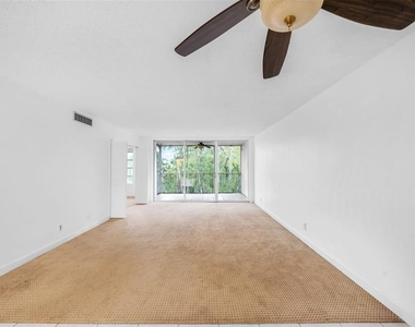 3051 S Palm Aire Drive - Photo Thumbnail 4