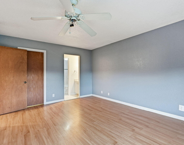 430 Commodore Drive - Photo Thumbnail 14