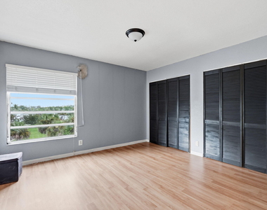 430 Commodore Drive - Photo Thumbnail 8