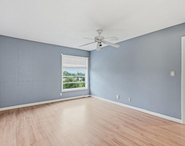 430 Commodore Drive - Photo Thumbnail 12