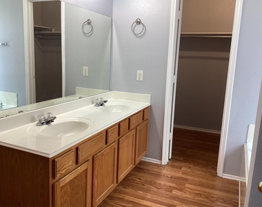 5012 Raymond Drive - Photo Thumbnail 8