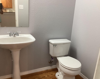 5012 Raymond Drive - Photo Thumbnail 10