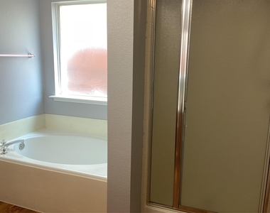 5012 Raymond Drive - Photo Thumbnail 7